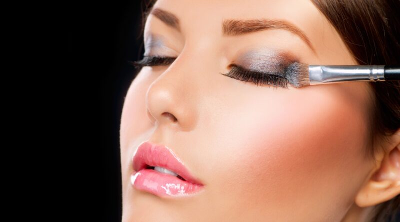 MAKE PARA FESTA A NOITE - MAQUIAGEM, FESTA, BALADA, SOMBRA, RÍMEL, BASE, CORRETIVO, MAKE UP, BONITA, MULHER, BATOM, GLOSS, PRIMER, SPA, SALÃO DE BELEZA, COSMÉTICOS, RUGAS, CIRUGIA PLÁSTICA, BOTOX, SCULPTRA, ACNE, ROSÁCEA, AVON, JEQUITI, VULT, NATURA, LOCCITANE, MAC, BOTICÁRIO, ADCOS